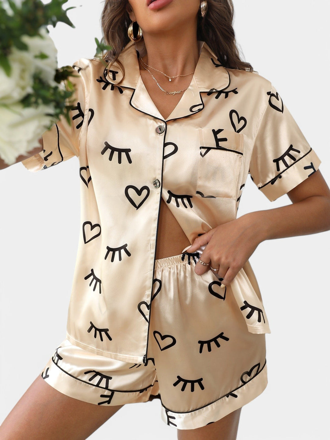 Comfortabele satijnen pyjamaset voor dames, tropisch dessin, ideaal als loungekleding.