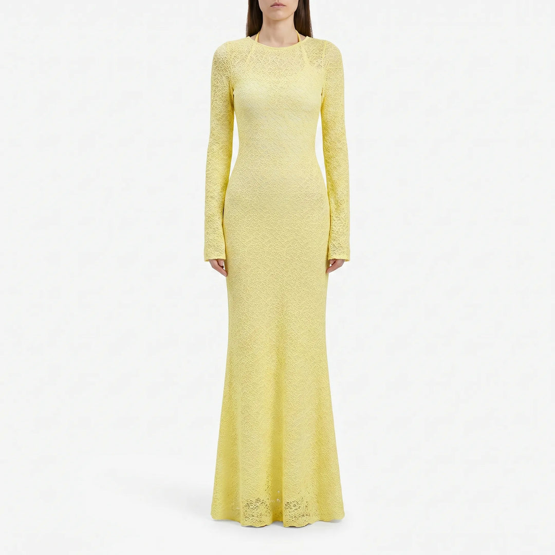 Modieuze gele dames maxi-jurk, glanzend, met lange mouwen en elegante open rug voor een feestelijke look.