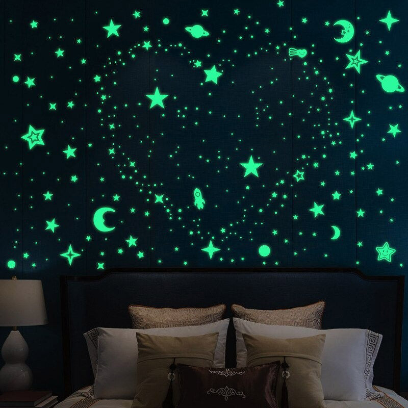 Muurdecoratie met betoverende glow in the dark sterrenstickers, ideaal voor slaapkamer en kinderkamer.