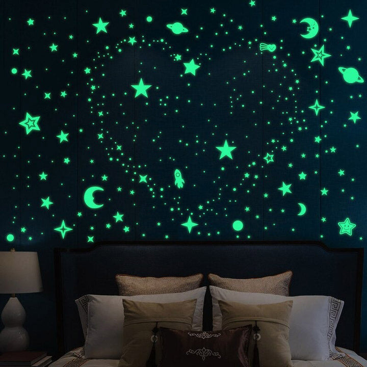 Muurdecoratie met betoverende glow in the dark sterrenstickers, ideaal voor slaapkamer en kinderkamer.