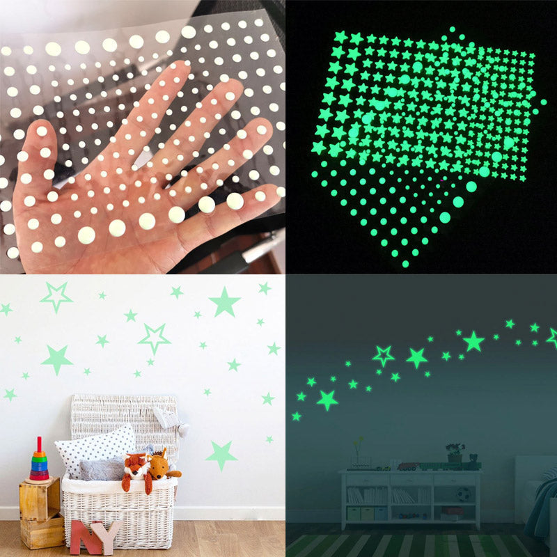Kinderkamer muur met sprankelende lichtgevende sterrenstickers in het donker, unieke sfeer.