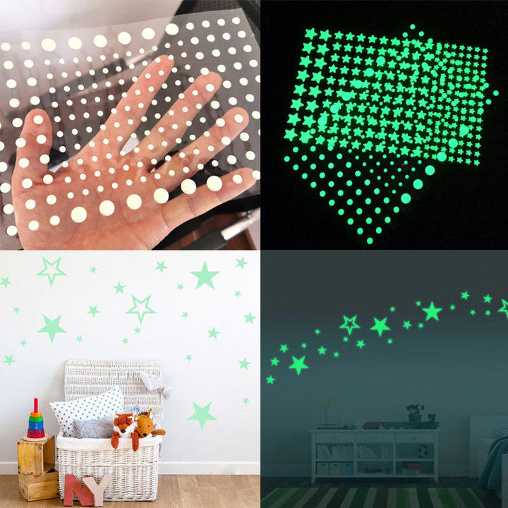 Kinderkamer muur met sprankelende lichtgevende sterrenstickers in het donker, unieke sfeer.