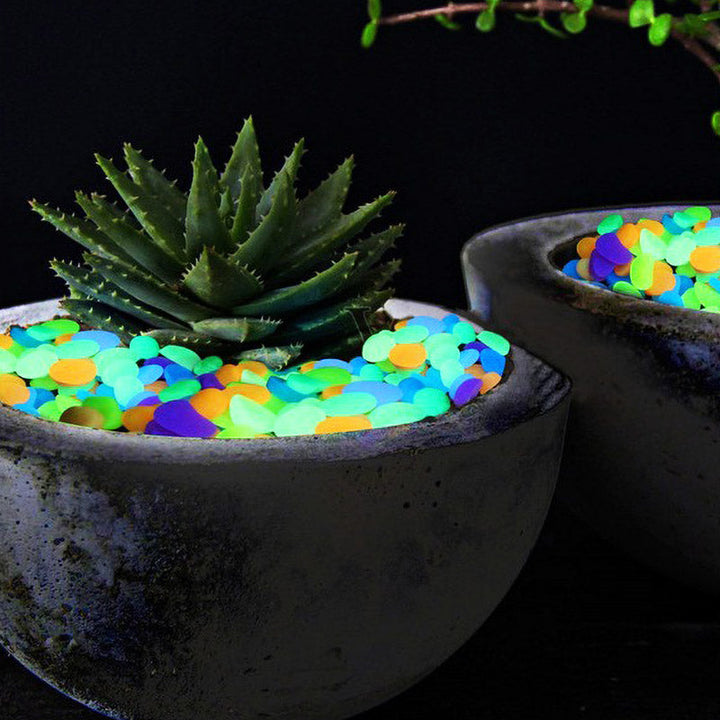 Een verzameling glow stones die helder oplichten in de duisternis, duurzame buitenverlichting.