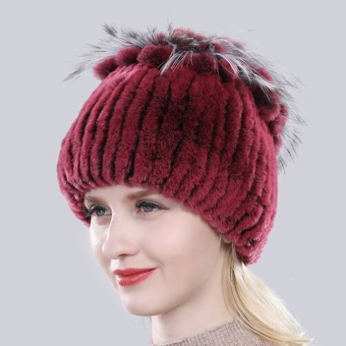 Chique koffiekleurige dames wintermuts, afgewerkt met zacht bont, voor een elegante en warme look.