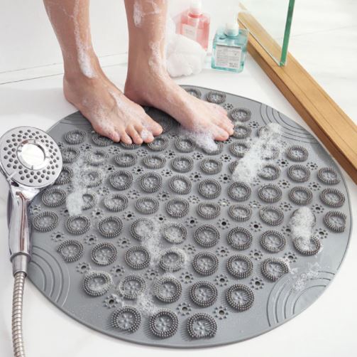 Grote anti-slip badmat met drainagegaten, ideaal voor badkamerveiligheid en optimaal voetcomfort.