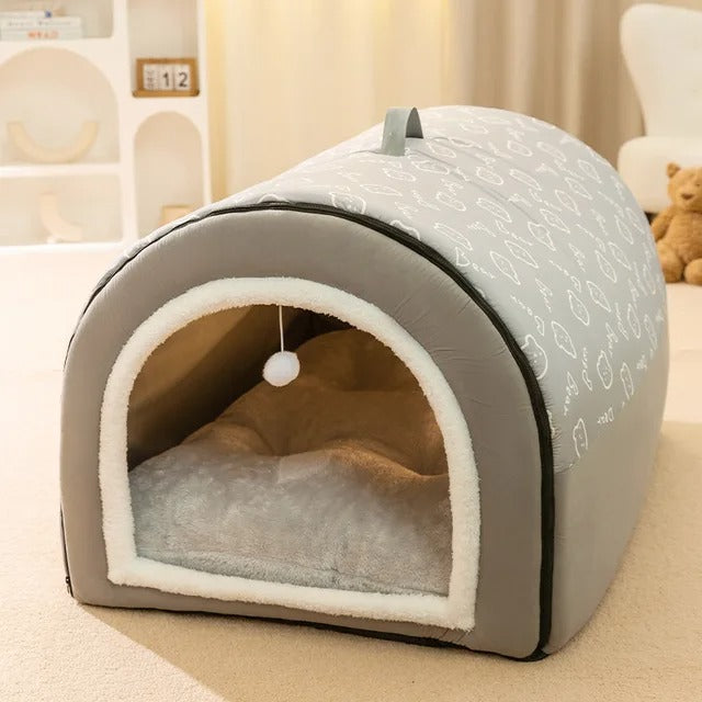 Zacht pluche SnugPod kattenhuis, biedt warmte en een gezellige schuilplek voor comfortabele dutjes.