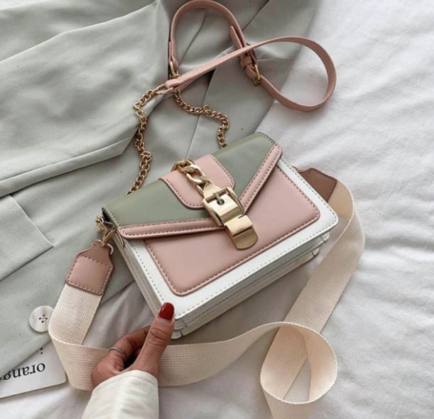 Zwarte modieuze sling bag voor dames, een elegant PU leren accessoire met opvallende kettingdetails.