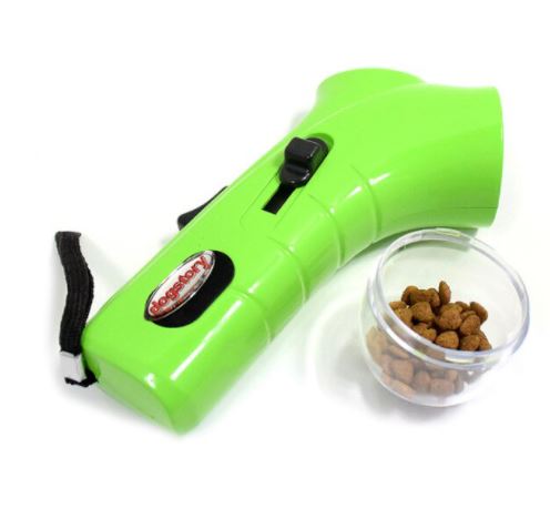 Draagbare honden snack katapult voor buitenplezier. Interactief speeltje om je huisdier actief te houden.