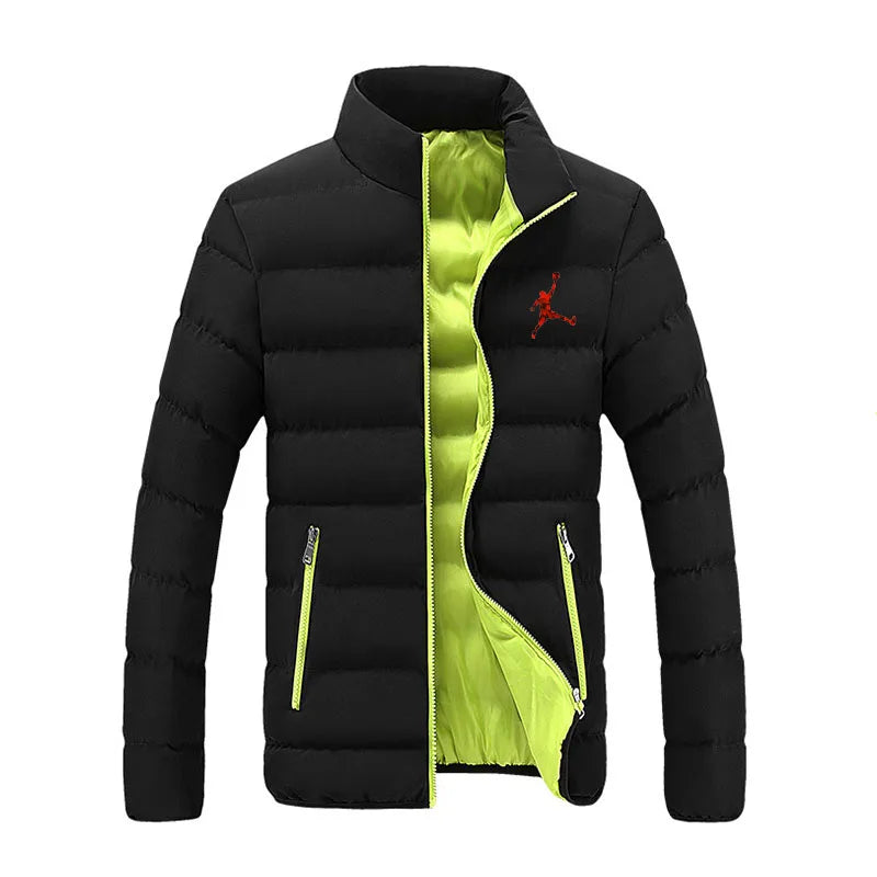 Achterkant van stijlvol heren pufferjack. Warme, casual winterjas en comfortabele bovenkleding.