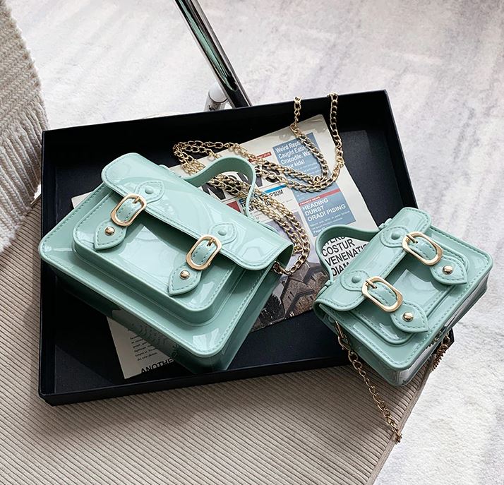 Lichtgewicht en chique jelly tas voor dames, met metalen ketting.