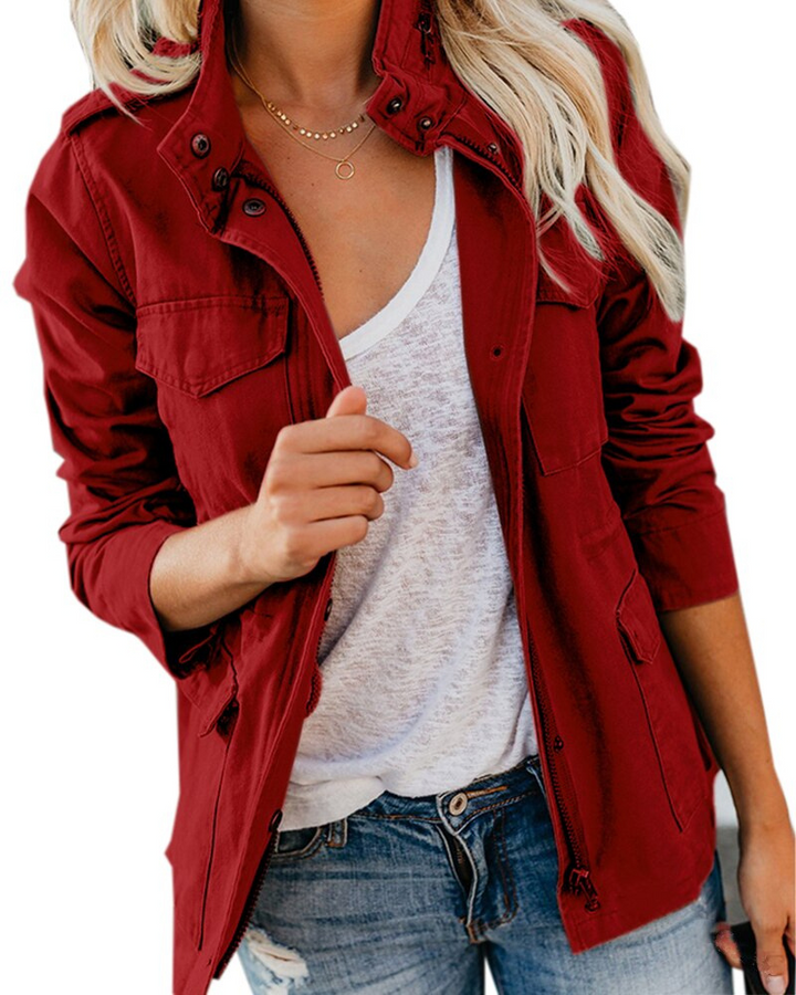 Elegante dames tussenjas met handige zakken, perfect als lichte jas voor lente en herfst. Een tijdloze en comfortabele mode-item.