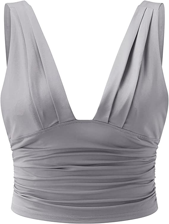 Dynamisch beeld van de slim fit damestop met elegante ruches en V-hals. Stijlvolle zomerkleding.