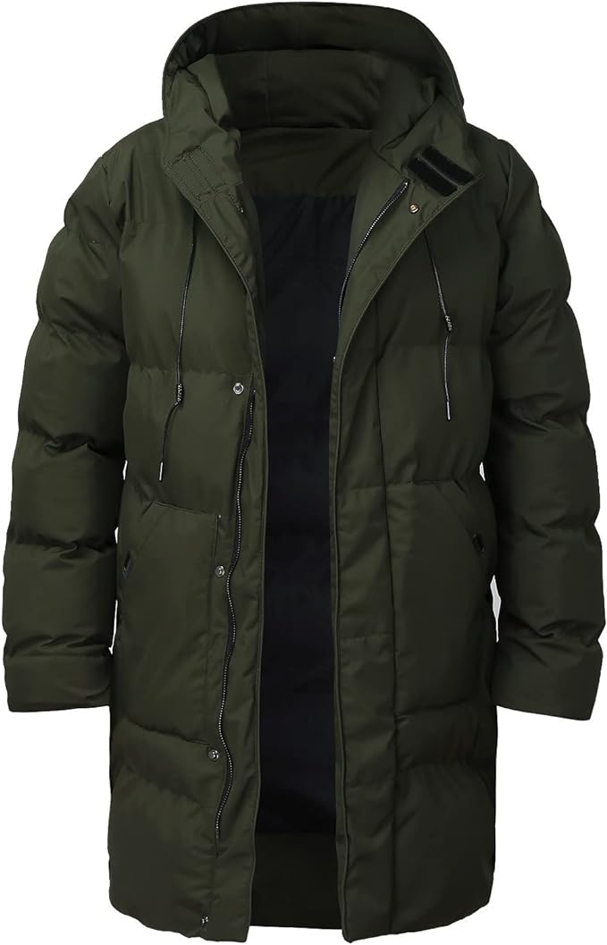 Man draagt zwarte lange heren winterjas. Modieuze pufferjas voor herenmode, biedt veel warmte en stijl.