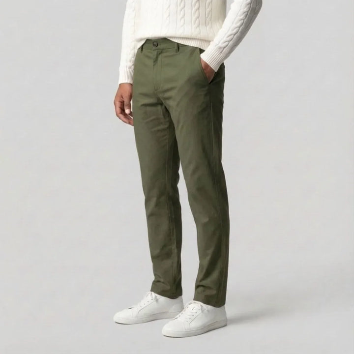 Groene heren chino met regular fit en rechte snit, ideaal voor een casual of smart-casual look. Comfortabel en veelzijdig.