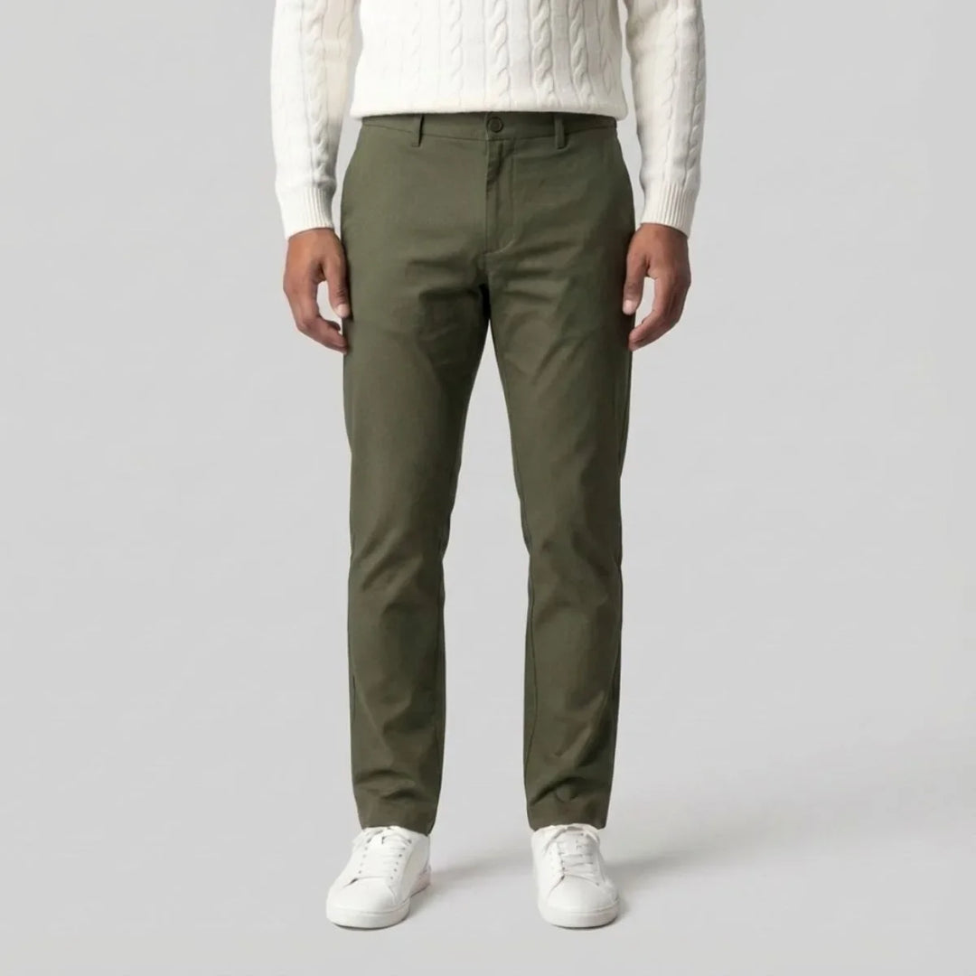 Close-up stof groene heren chino. Toont kwaliteit, comfortabele textuur en rechte snit. Regular fit broek, veelzijdig.