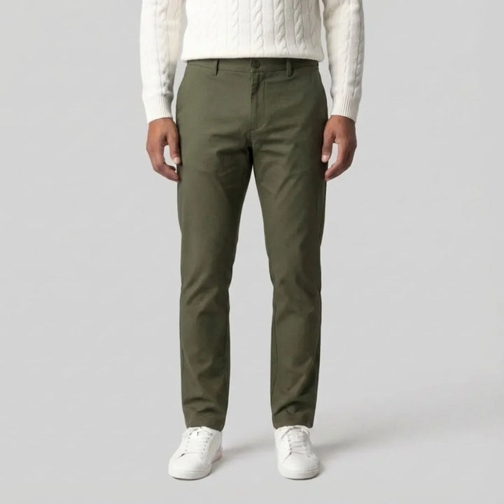 Close-up stof groene heren chino. Toont kwaliteit, comfortabele textuur en rechte snit. Regular fit broek, veelzijdig.