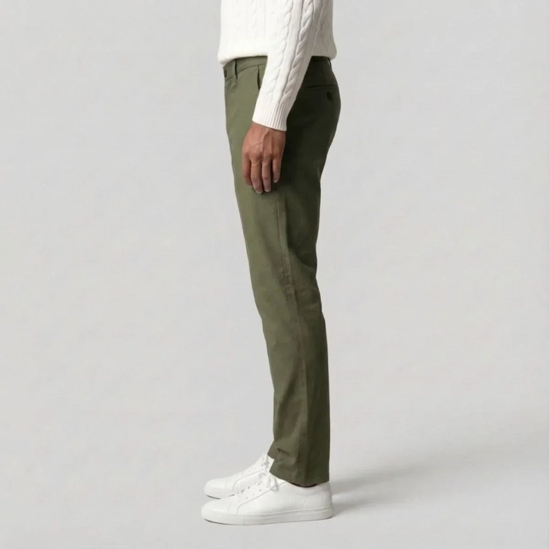 Model draagt stijlvolle groene heren chino. Regular fit en rechte snit voor een comfortabele, veelzijdige casual look.