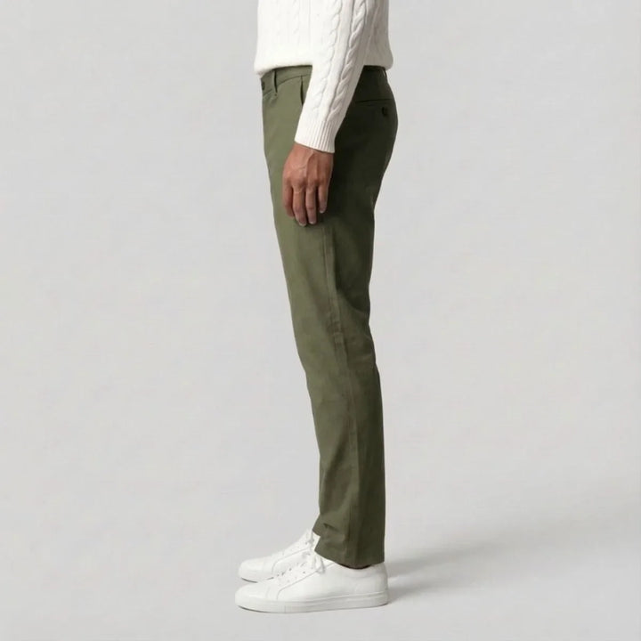 Model draagt stijlvolle groene heren chino. Regular fit en rechte snit voor een comfortabele, veelzijdige casual look.