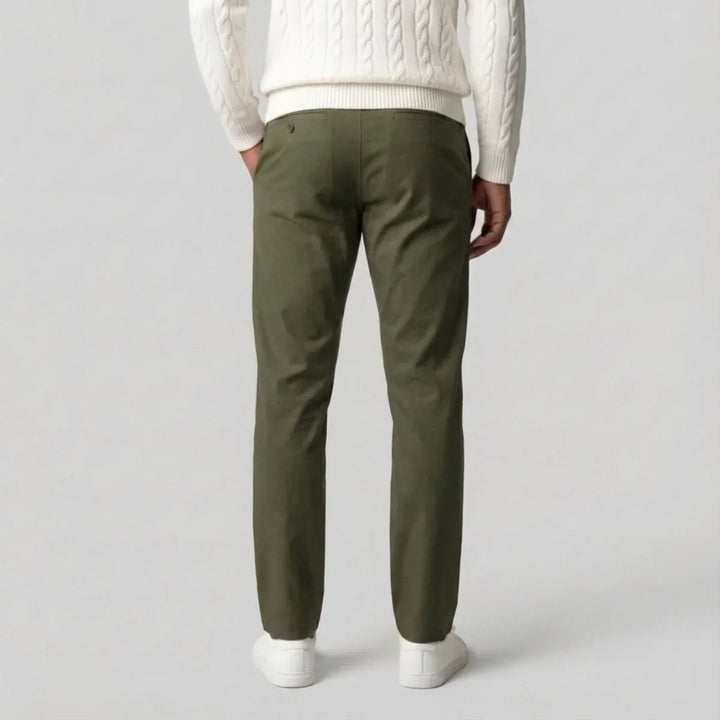 Achterzijde groene heren chino. Benadrukt de rechte snit, regular fit en het comfort. Perfect voor een casual broek.