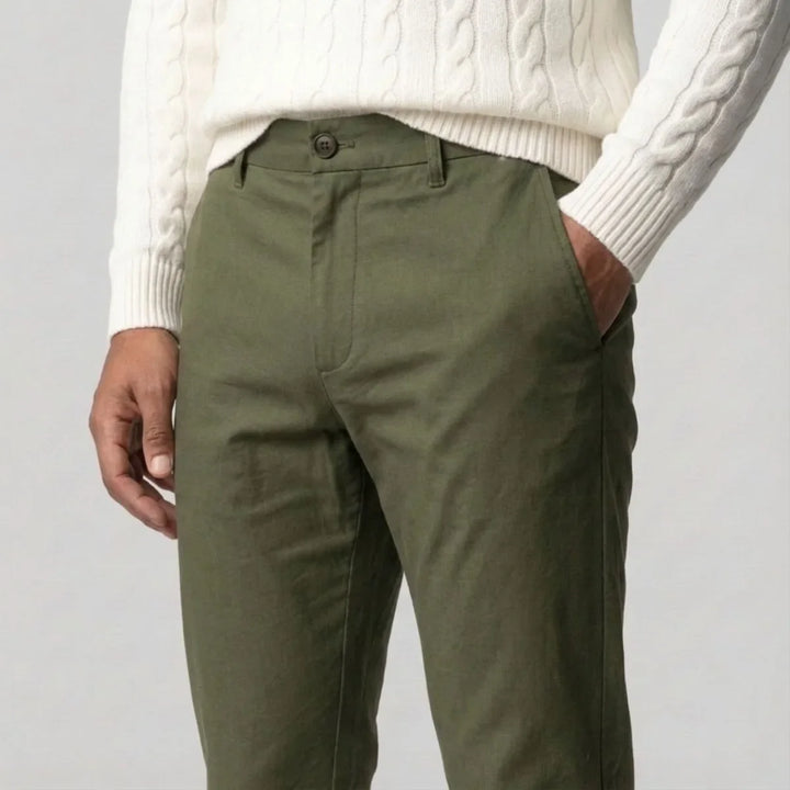 Groene heren chino broek met regular fit, rechte snit. Detail van zakken en stiksels, toont hoogwaardige afwerking.