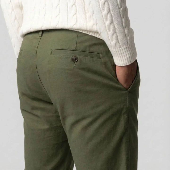 Veelzijdige groene heren chino broek. Regular fit en rechte snit, perfect te combineren voor casual of geklede stijl.