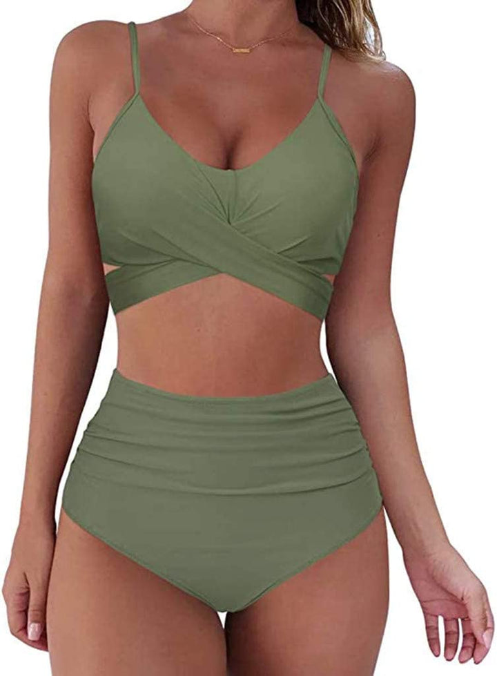 Levendige high-waisted damesbikini, perfecte badkleding voor een kleurrijke zomer aan het strand.