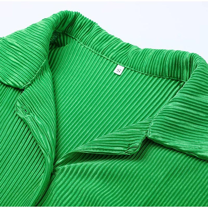 Zomerse dames combi set in pastelkleur, zittend op een terras. Veelzijdige en stijlvolle outfit.
