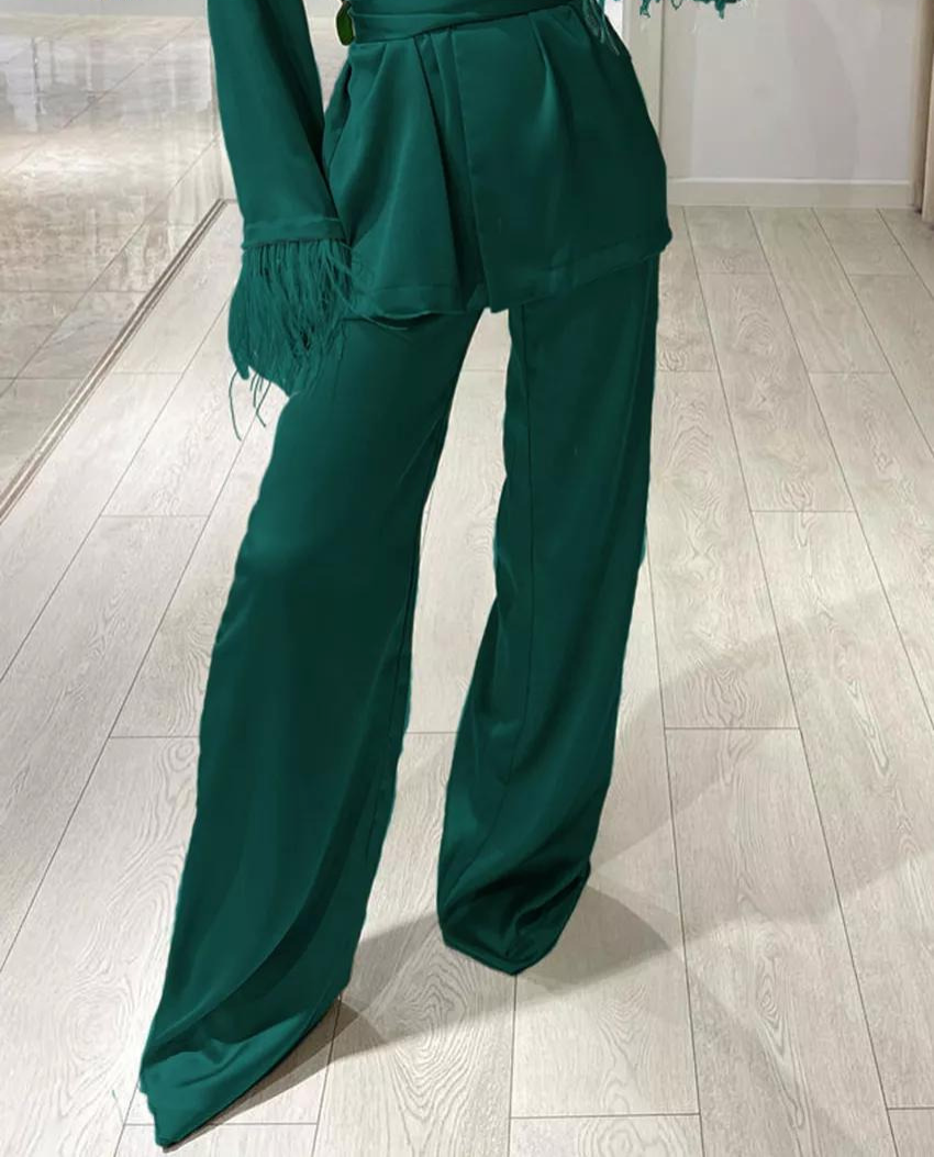Stijlvol dames vrijetijdspak met veren, voor een ontspannen doch chique look.