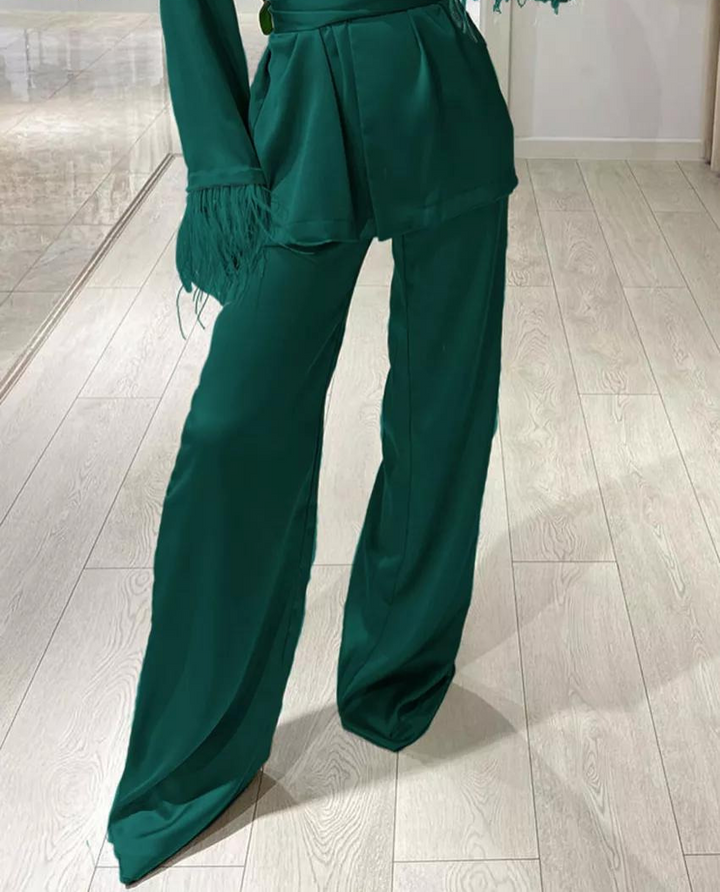 Stijlvol dames vrijetijdspak met veren, voor een ontspannen doch chique look.