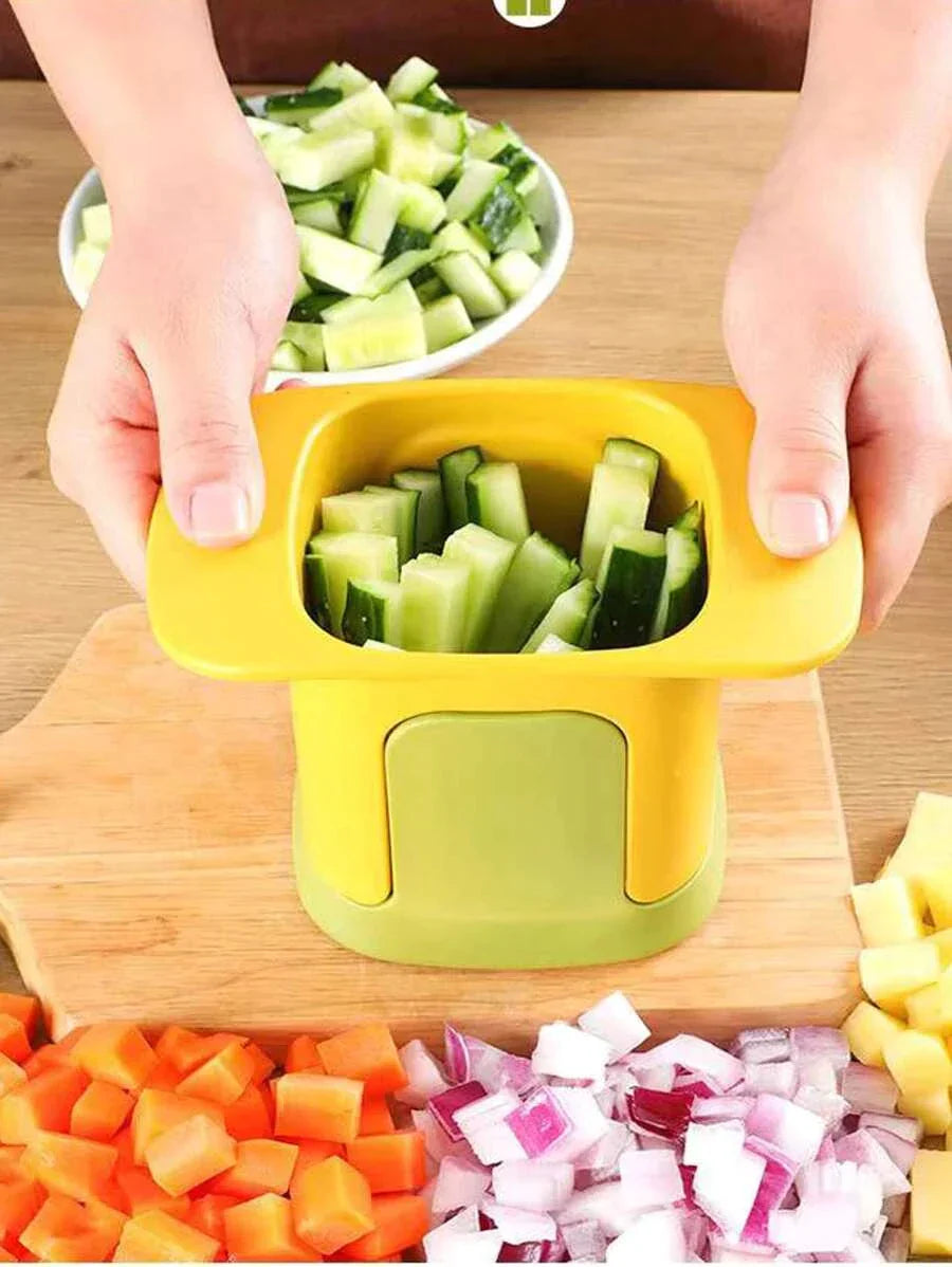 Groente hakker in gebruik, snijdt komkommer moeiteloos. Essentieel gereedschap voor snel koken.