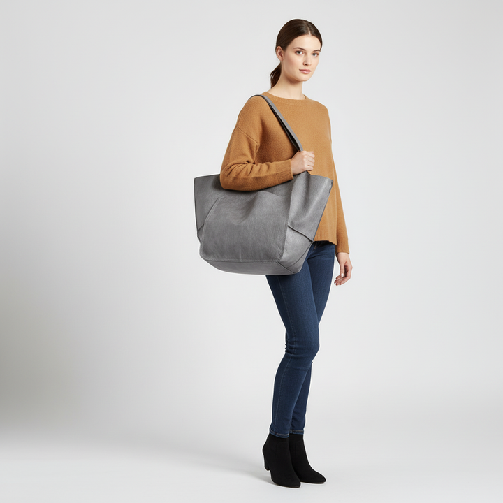 Moderne ritssluiting op de FlexiCarry vegan leren handtas, een stijlvol detail van dit dames accessoire.