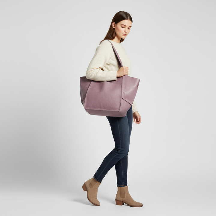 Dames model draagt de FlexiCarry grote vegan leren schoudertas, perfect voor een complete look.