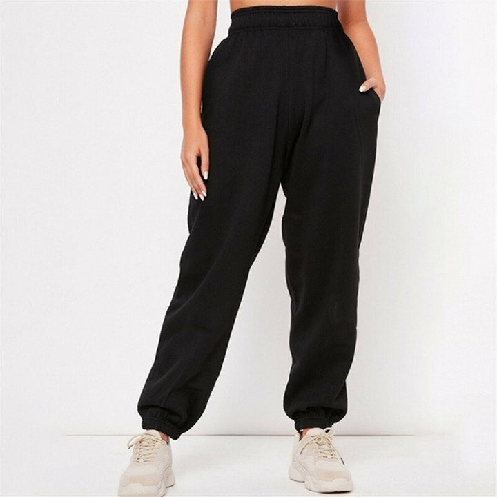 Trendy dames joggingbroek van fleece. Comfortabel, duurzaam en perfect voor dagelijks gebruik.