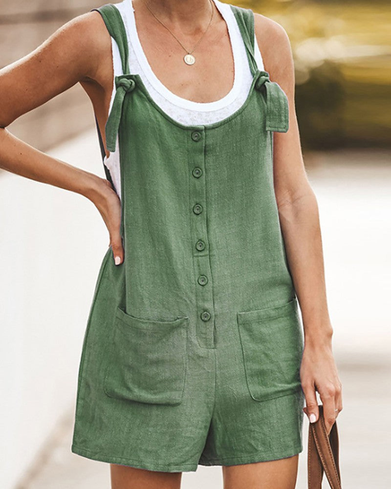 Casual damesjumpsuit met korte pijpen, voorzien van speelse knoopjes en praktische zakken. Ideaal voor de zomer.