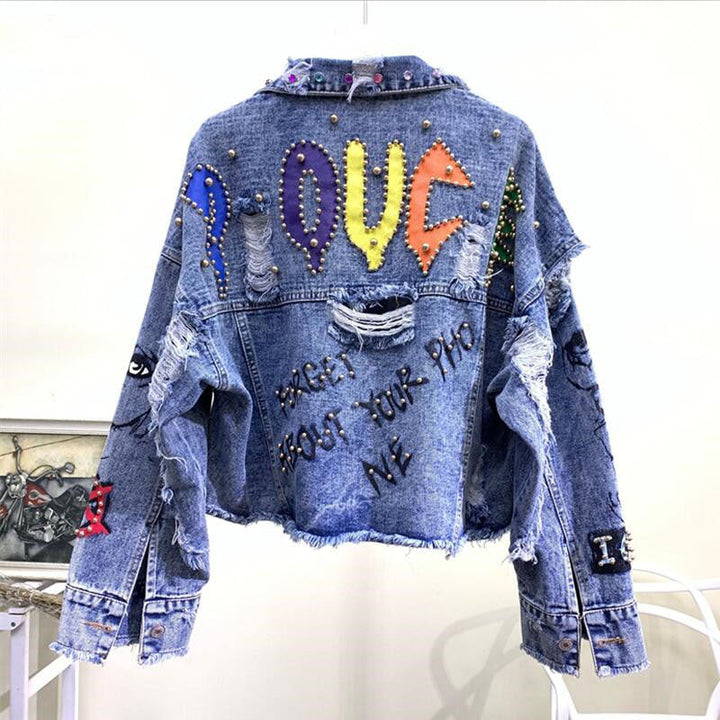 Model draagt een stijlvolle blauwe MimisJacket dames spijkerjas, casual gestyled voor een trendy lente look.
