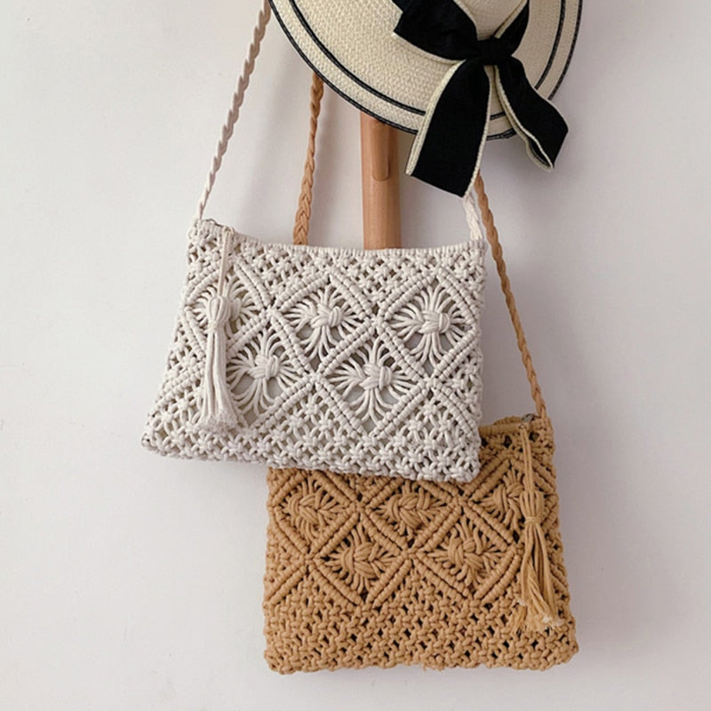 Beige geweven schoudertas voor dames, ideaal voor zomerse dagen. Stijlvolle boho accessoire.