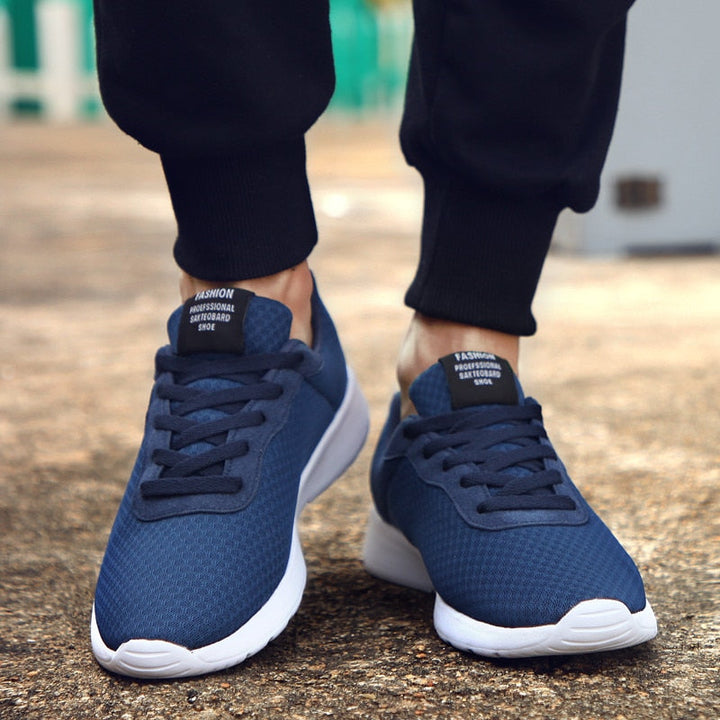 Zwarte comfortabele herensneakers, lichtgewicht en stijlvol, ideaal voor de herfstmode.