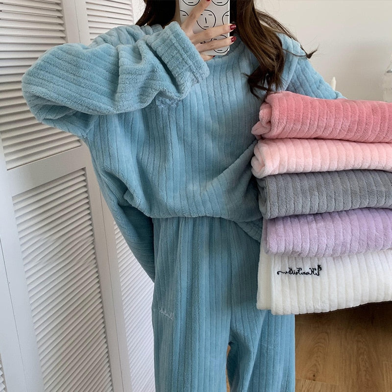 Dames koraalfleece pyjama set, warm en comfortabel voor winteravonden thuis.