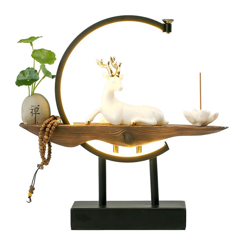 Keramische witte hert wierookbrander lamp als sfeervolle interieur decoratie op tafel of plank.