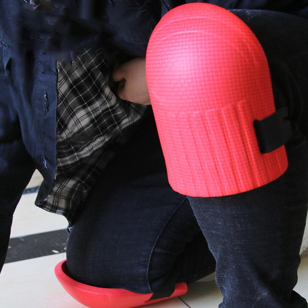 Zwarte knie pads voor tuinieren en klussen, bieden comfort en bescherming op harde ondergronden.