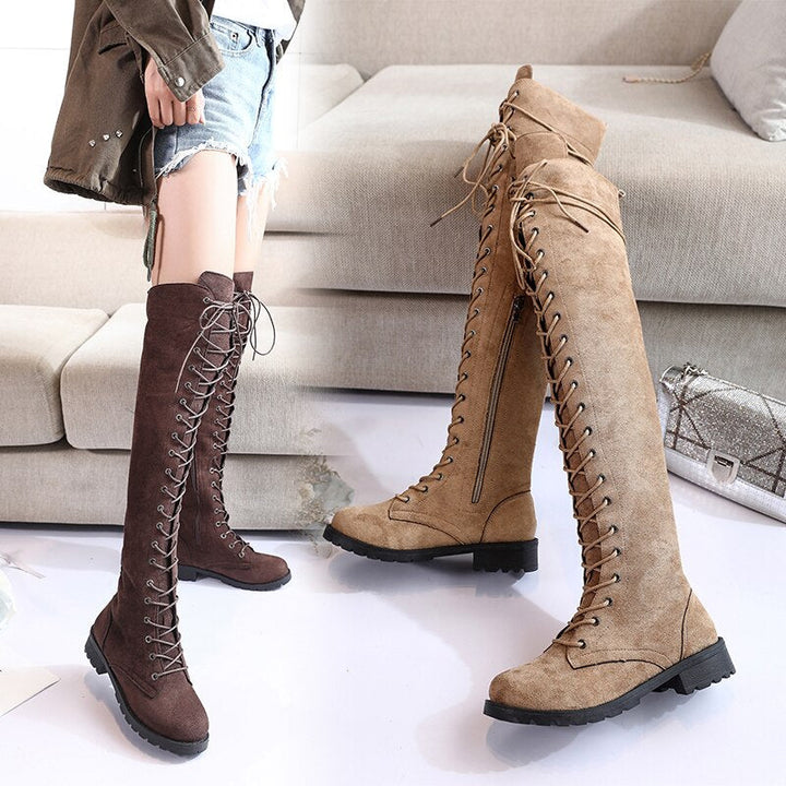 Trendy zwarte dames knielaarzen met robuuste plateauzool. Stoere, stijlvolle schoenen voor een modieuze look.