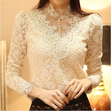 Casual chic damesblouse met borduursels en kanten details. Lange mouwen en modieus design.
