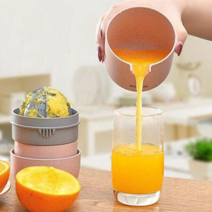 Draagbare juicer voor verse sapjes, handmatig en compact; roze, blauw of beige keukenaccessoire voor thuis.