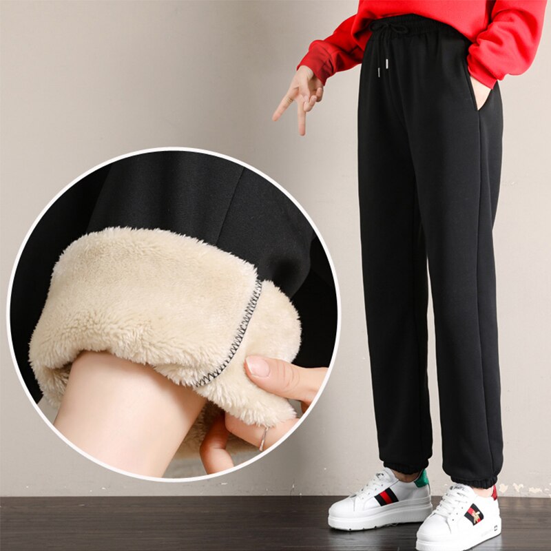 Zwarte dames joggingsbroek, combineert warmte met comfort. Ideaal voor thuis of een modieuze casual stijl.