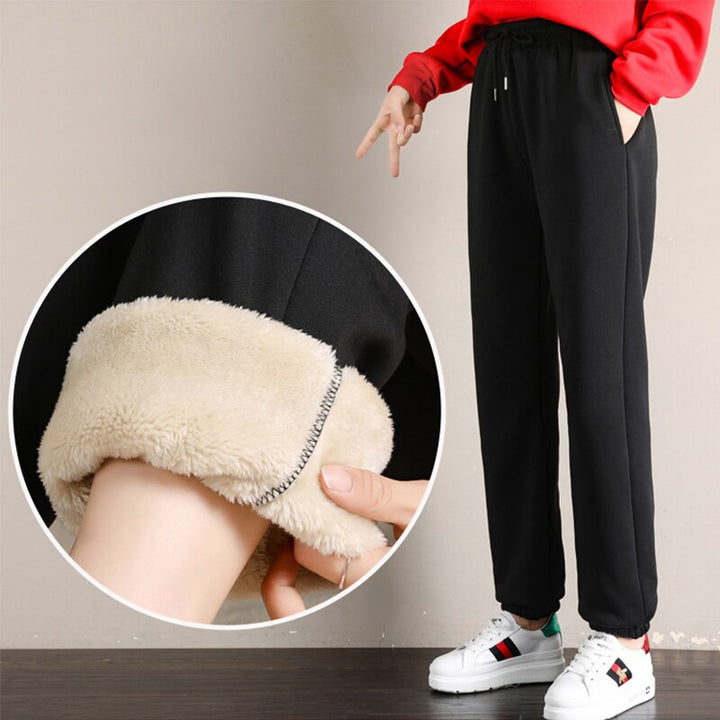Zwarte dames joggingsbroek, combineert warmte met comfort. Ideaal voor thuis of een modieuze casual stijl.