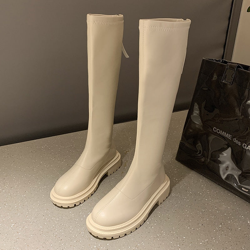 Dames kniehoge winterlaarzen in cognac kleur, met antislipzool, warm en modieus design voor de winter.
