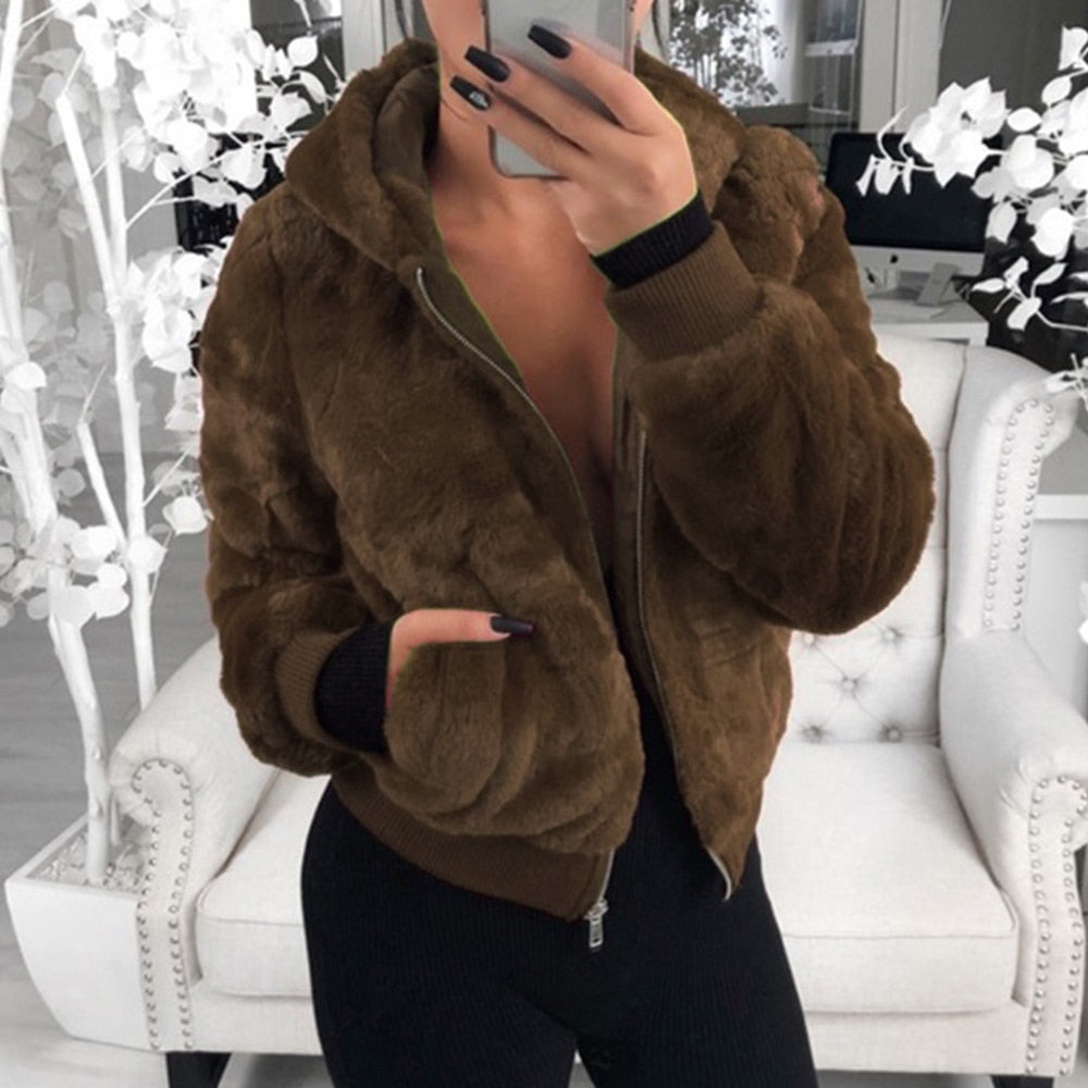 Stijlvol warm damesvest, zacht imitatiebont en capuchon, effen voor winteroutfits.