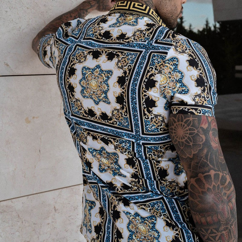 Tropische heren zomerkleding: Hawaiiaanse blouse en short set voor een relaxte stranddag.
