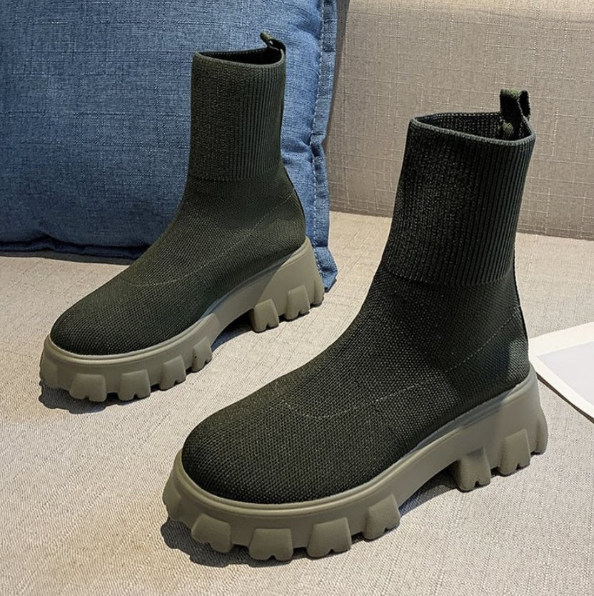 Zijkant Shanna enkellaars: Elegante schoen met lage hak, geschikt voor lente en zomer outfits.