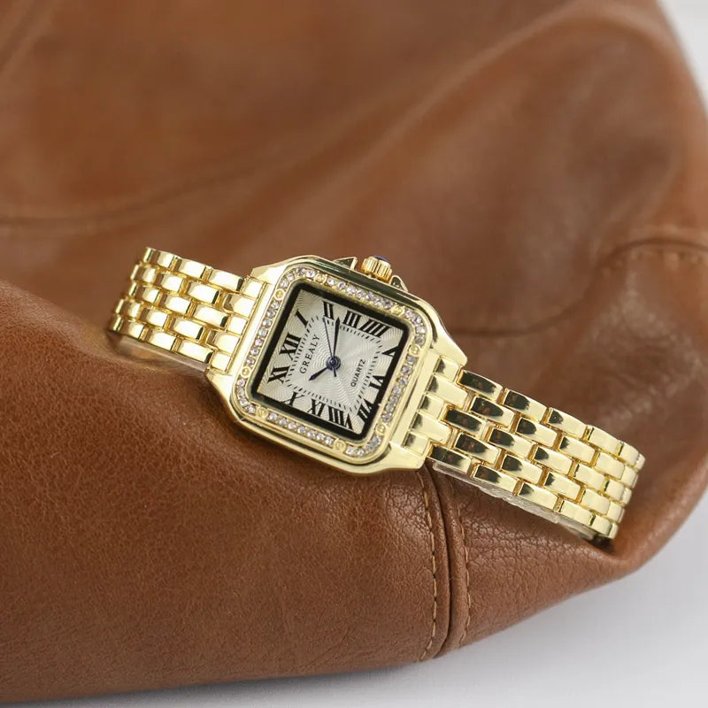 Elegant dameshorloge met subtiele diamanten op de wijzerplaat, luxe sieraad.